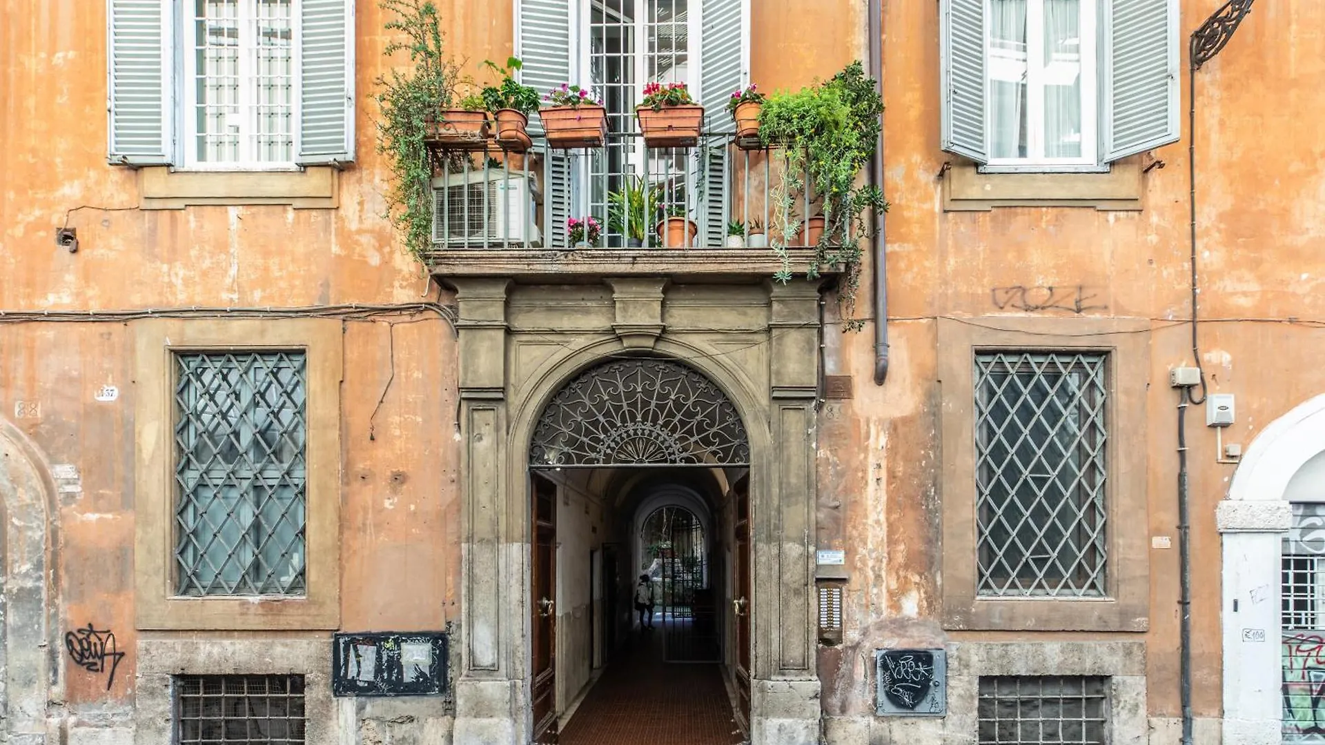 Iflat Elegant 3 Bedroom Apt Near The Pantheon Rome Italy